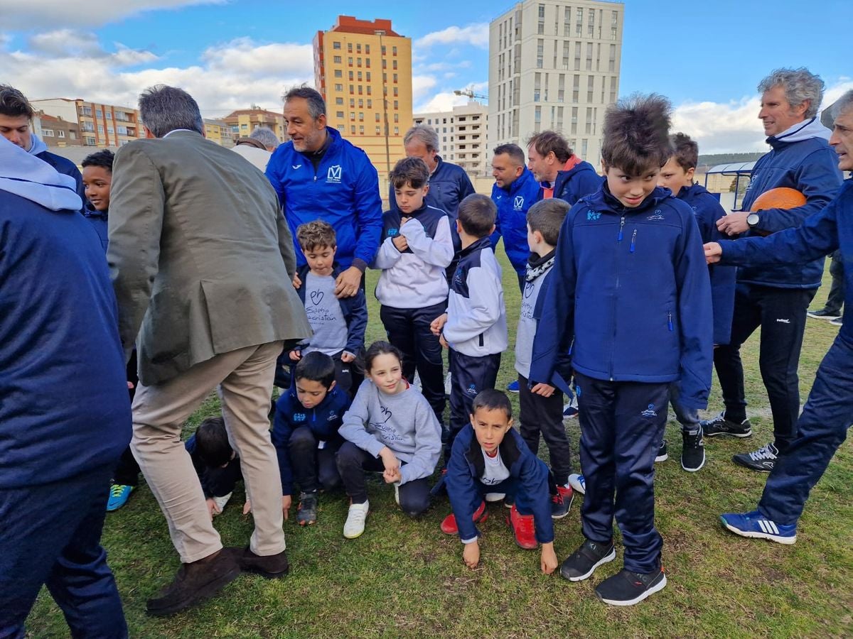 El exfutbolista, Eusebio Sacristán, ha visitado junto a Carlos Pollán, presidente de las Cortes de Castilla y León, la fundación que lleva su nombre en León.