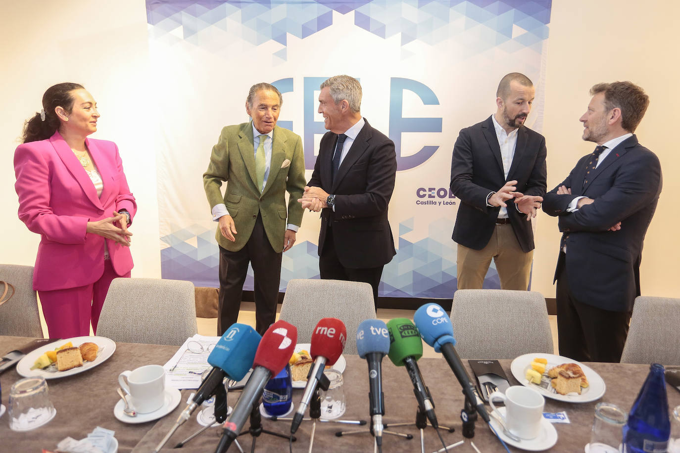 La Federación Leonesa de Empresarios organiza un desayuno informativo en el que su presidente, Javier Cepedano, hace balance de la situación económica de la provincia.