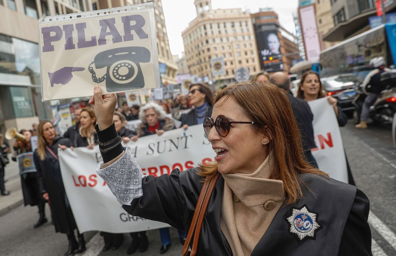 Los letrados de Justicia no ceden en su pulso y más de 10.000 actos judiciales se acumulan en León. «No desconvocamos, aunque no comamos», han advertido entre cánticos a la ministra Pilar Llop durante la manifestación celebrada este jueves en Madrid. Una amplia representación leonesa se desplaza a la capital para evidenciar su descontento con la situación.