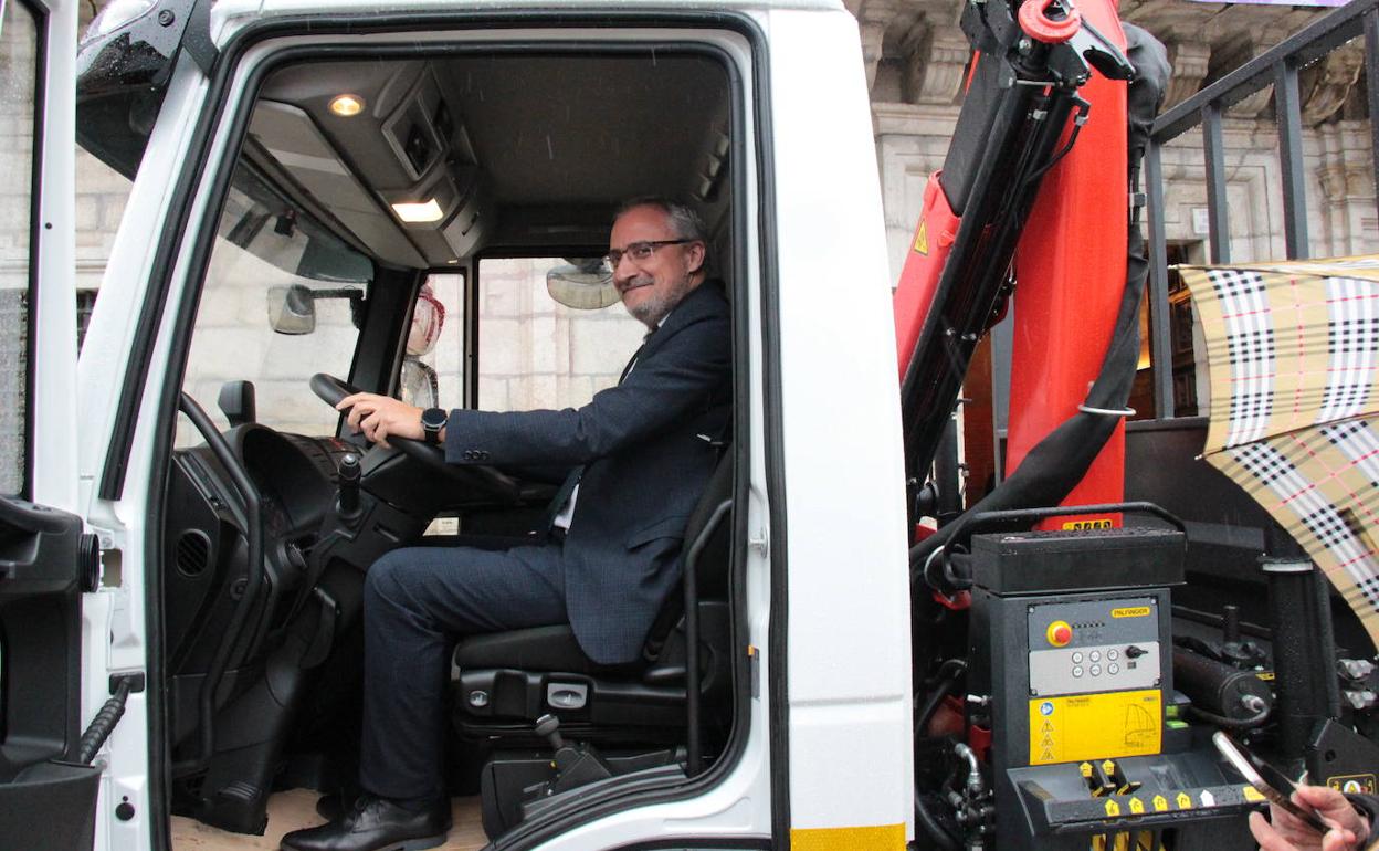 El alcalde de Ponferrada, Olegario Ramón, en la presentación del nuevo camión grúa para la Brigada Municipal de Obras.