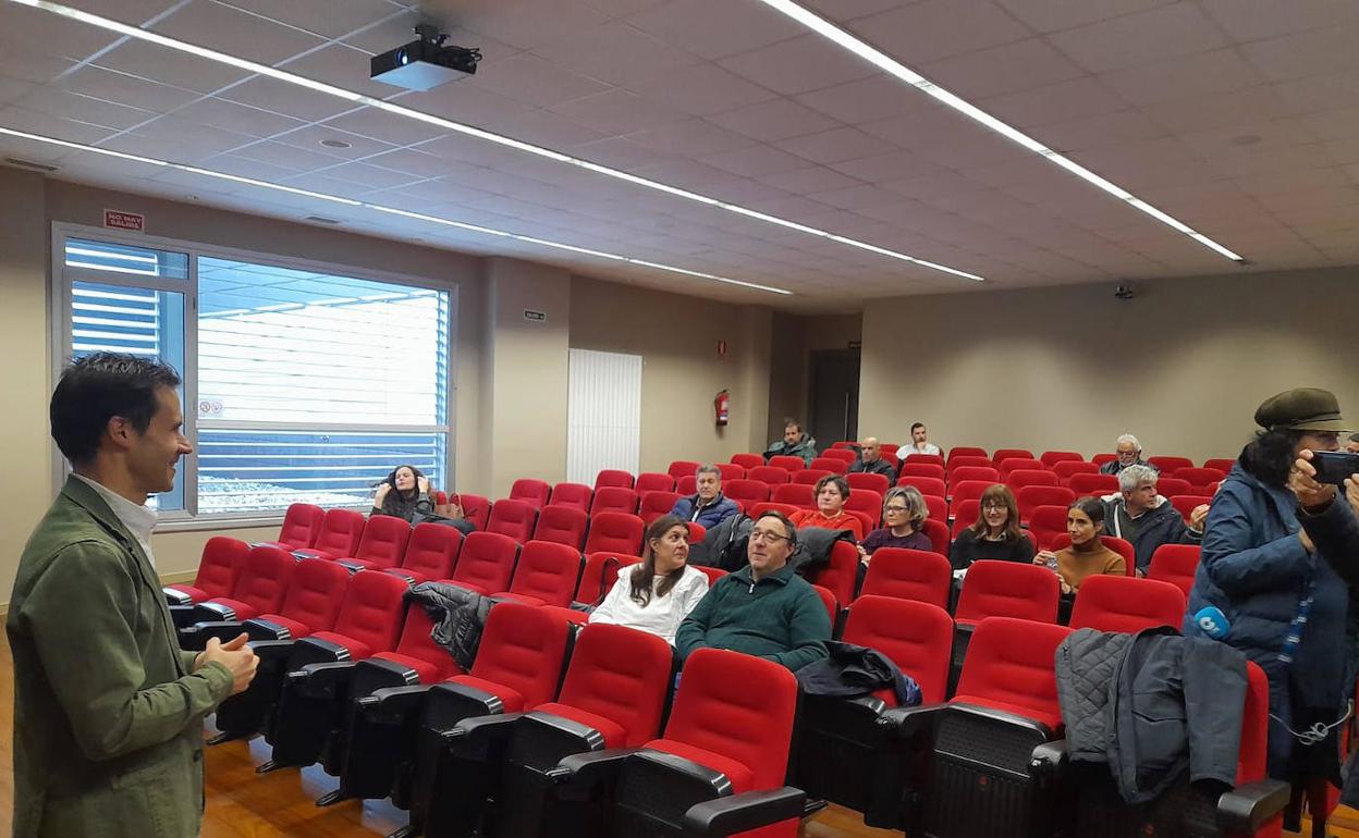 El director general de Telecomunicaciones se reunió con alcaldes de la comarca berciana.