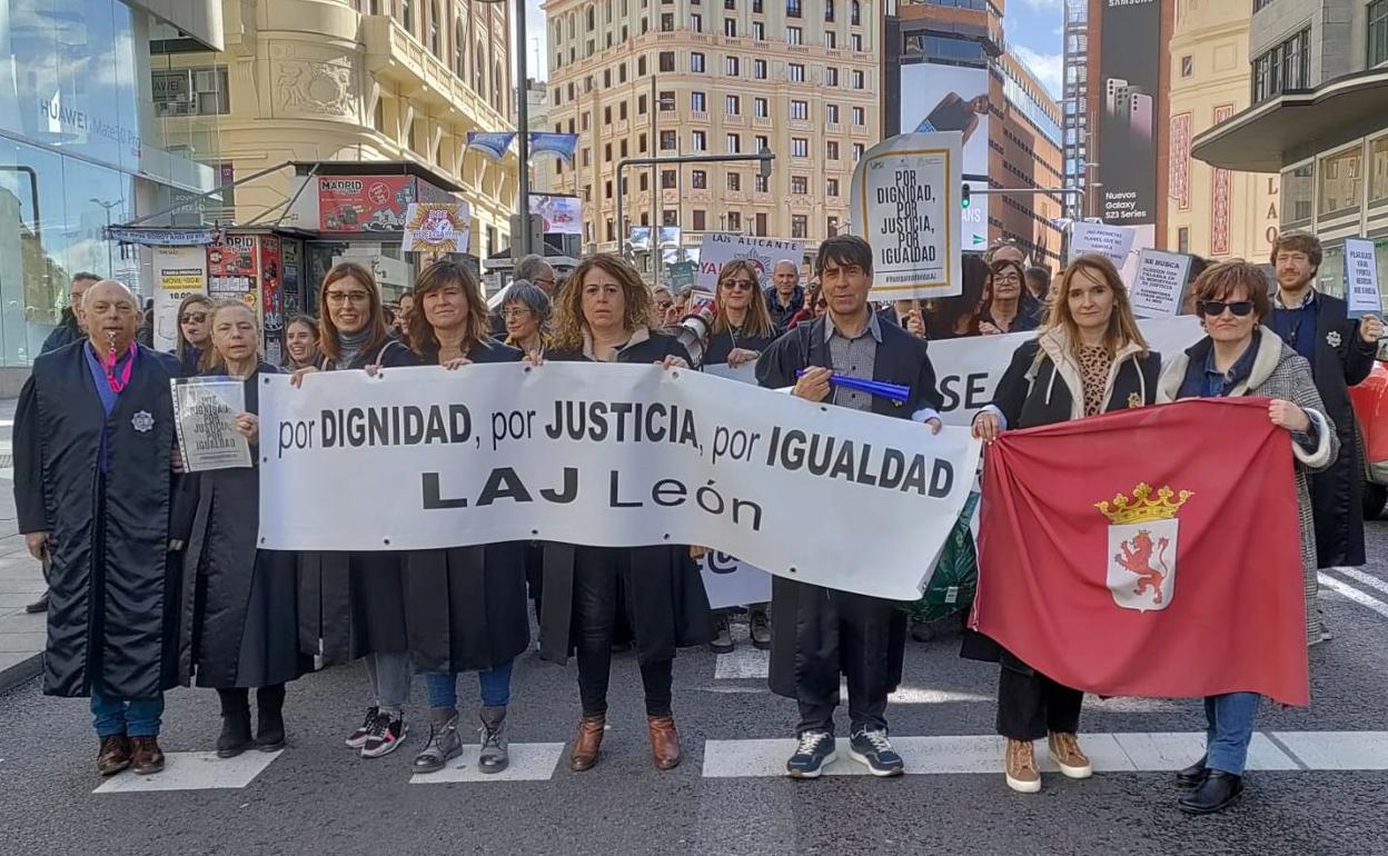 La huelga de los LAJ sigue bloqueando la tramitación de actos judiciales en León. En la imagen, la representación leonesa durante la manifestación de este jueves en Madrid. 