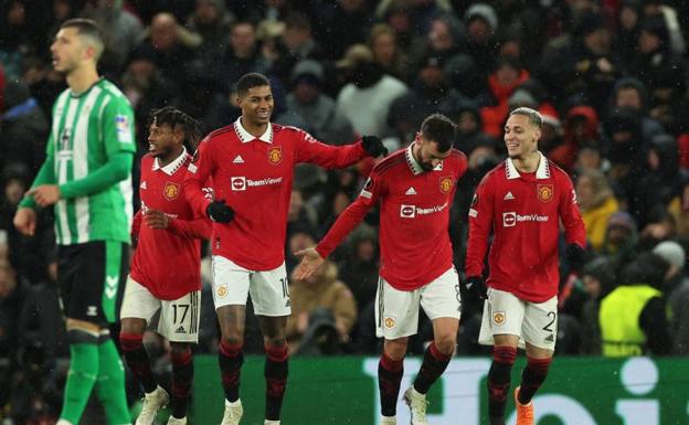 Bruno Fernandes (2d), tras marcar el tercer gol del United al Betis./Reuters