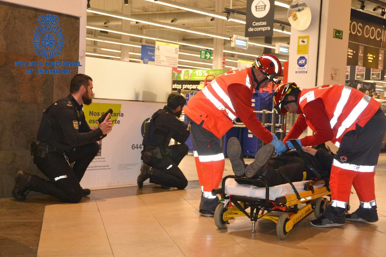 Efectivos de los Grupos Especiales de Operaciones (GEO) y (GOES) despliegan un espectacular operativo en un simulacro de atentado terrorista en el Carrefour del centro comercial El Rosal de Ponferrada. La misión: neutralizar a dos atacantes presuntos terroristas que retienen a clientes del establecimiento comercial en un simulacro y amenazan con explotar una mochila cargada de explosivos y matar a los rehenes. 