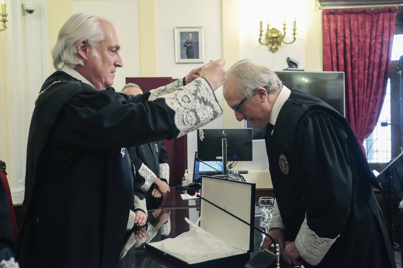 El presidente del Tribunal Superior de Justicia de Castilla y León, José Luis Concepción, preside el acto de imposición de condecoraciones de la Orden de San Raimundo de Peñafort a magistrados de la Audiencia Provincial de León. En la imagen, recibe la Cruz de Honor el ex presidente de la Audiencia Provincial de León, Manuel García Prada