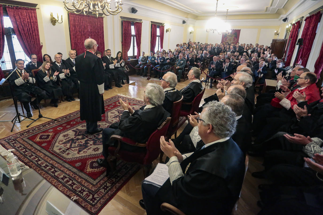 El presidente del Tribunal Superior de Justicia de Castilla y León, José Luis Concepción, preside el acto de imposición de condecoraciones de la Orden de San Raimundo de Peñafort a magistrados de la Audiencia Provincial de León. En la imagen, recibe la Cruz Distinguida de 1ª Clase el magistrado jubilado de la Sección Tercera de la Audiencia Provincial, Teodoro González