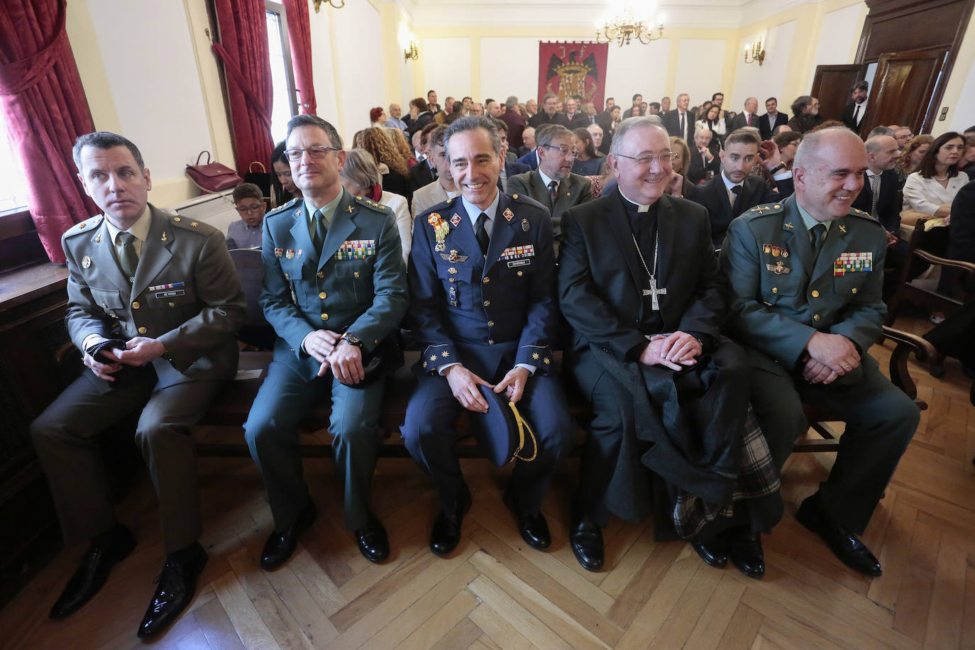 Autoridades asistentes al acto de imposición de condecoraciones de la Orden de San Raimundo de Peñafort a magistrados de la Audiencia Provincial de León