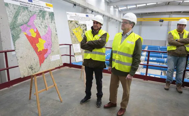 El consejero de Agricultura en su visita a la zona regable de los Payuelos./campillo