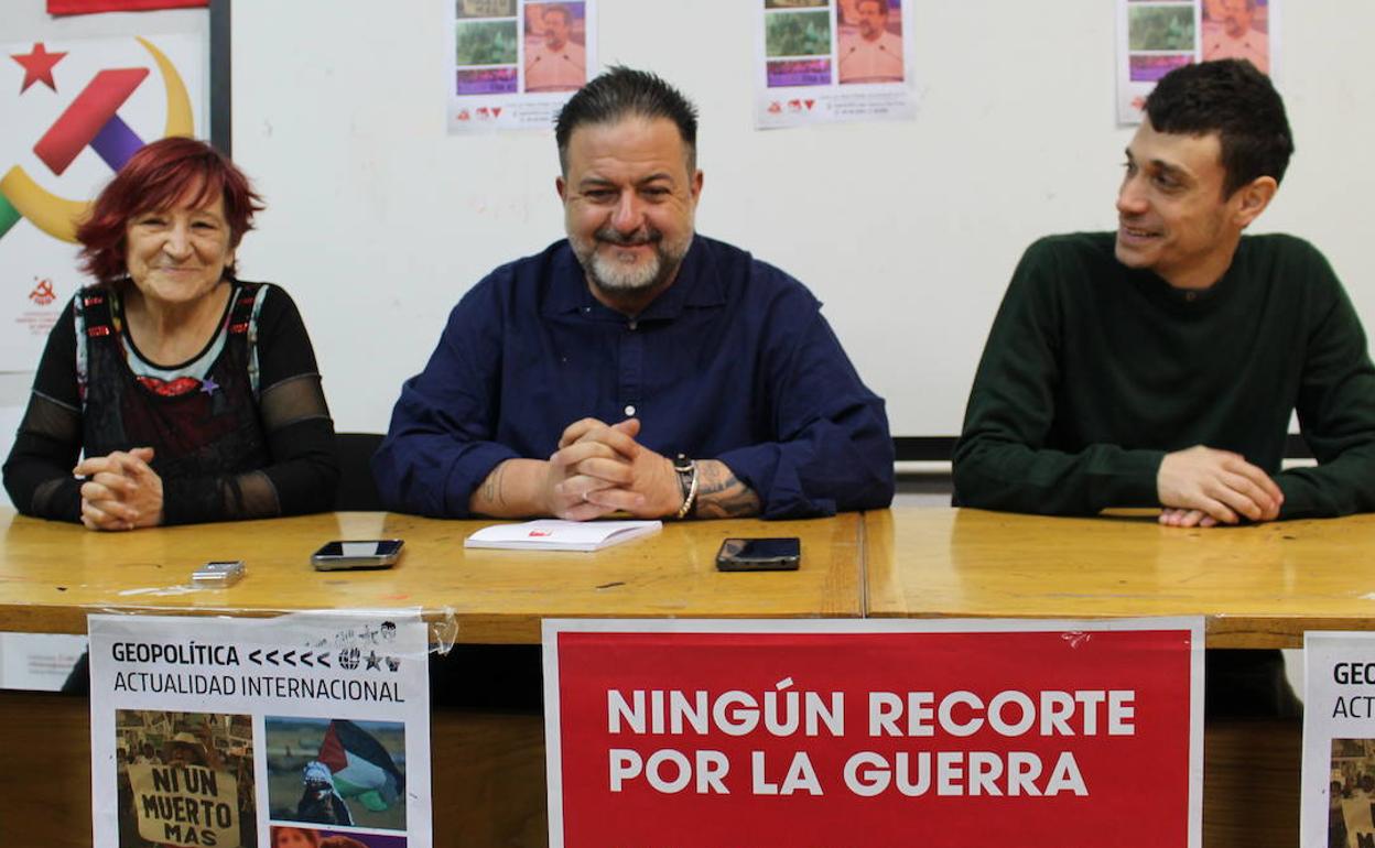 La responsable de feminismo de IU, Yolanda Rodríguez; el eurodiputado, Manu Pineda y el coordinador provincial de la formación, Javier Arias. 