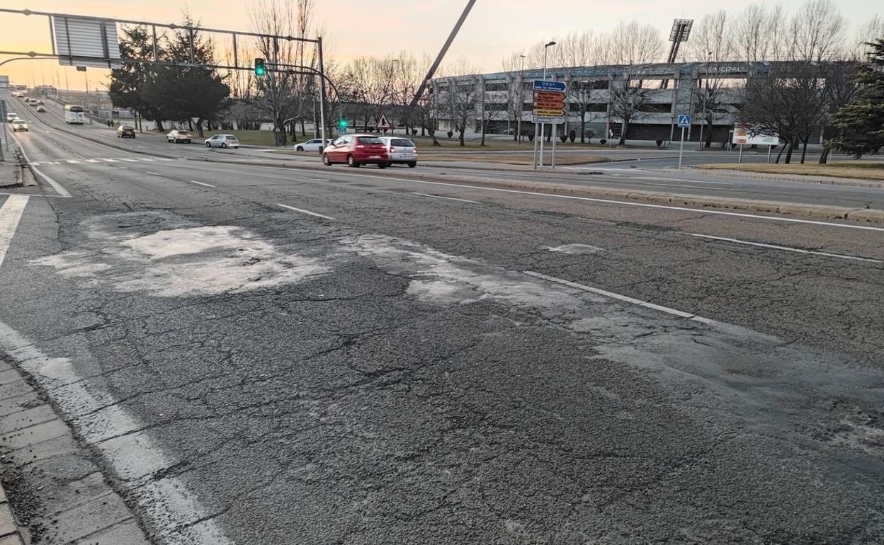 Imagen facilitada por Ciudadanos de la N-120 a su paso junto al estadio Reino de León. 