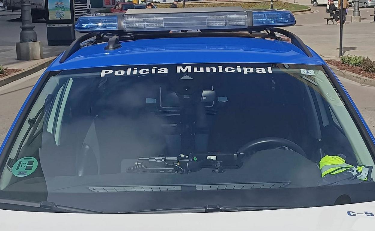 Efectivos de la Policía Local de Ponferrada durante una patrulla. 