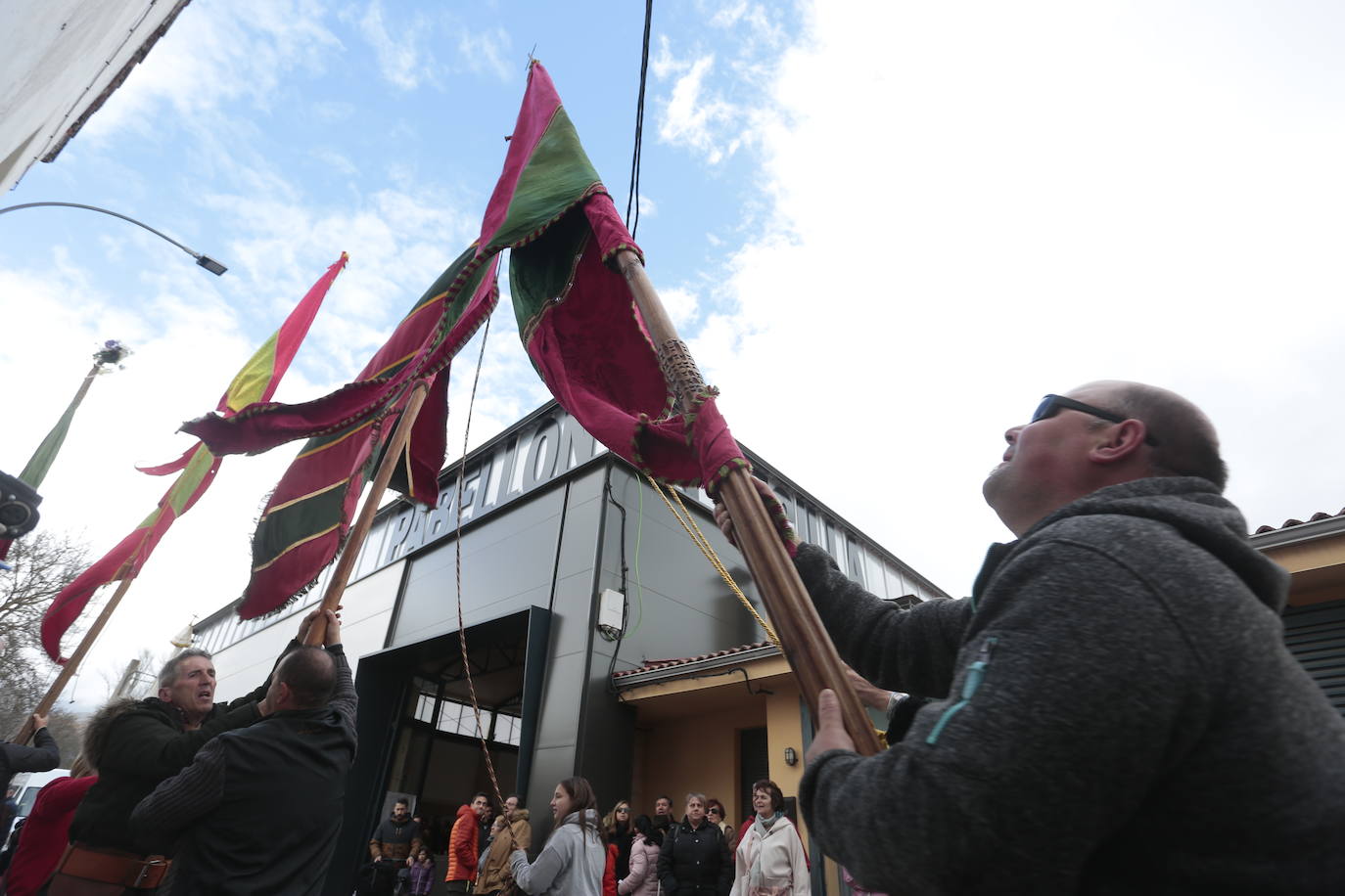 La delegada territorial de la Junta en León, Ester Muñoz, inaugura la XXV Muestra de gallos de pluma y mosca artificial.