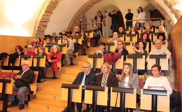 El Museo de la Radio de Ponferrada fue hoy el escenario de la entrega de la XXVII Edición del Premio Mujer, que otorga anualmente la Asociación de Mujeres Progresistas Bercianas. 