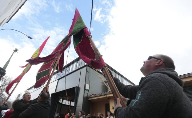 Imagen. los pendones de los pueblos, en homenaje a sus gentes, participaron en el acto de inauguración. 