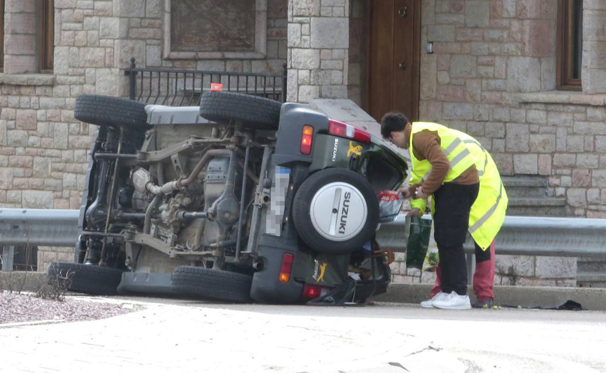 Un vehículo volcado en la rontonda de La Robla N-630