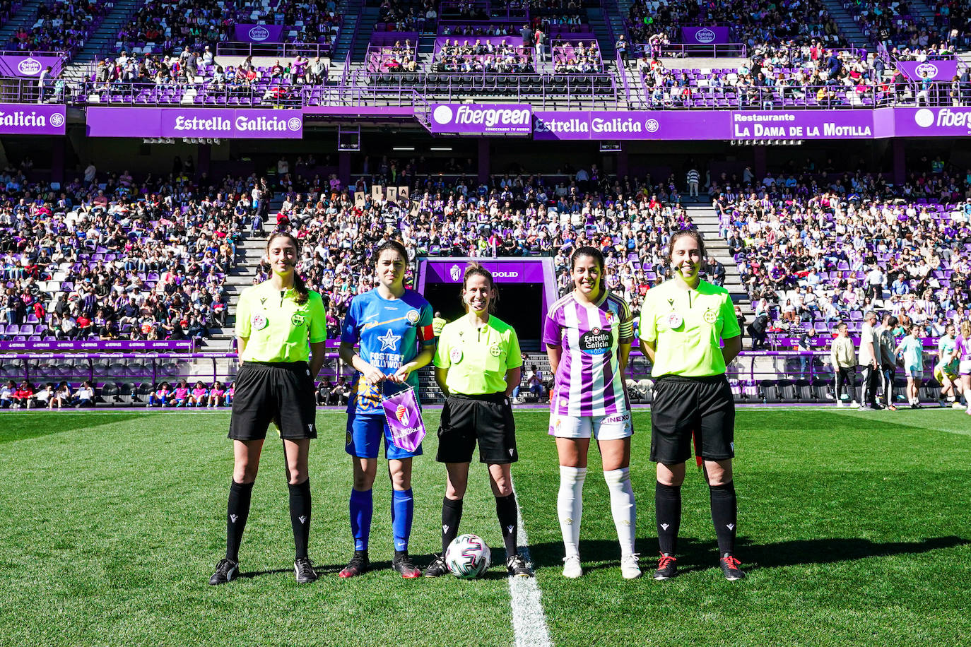 El equipo leonés disputa ante el Real Valladolid el primer partido de fútbol femenino de la historia en el estadio José Zorrilla.