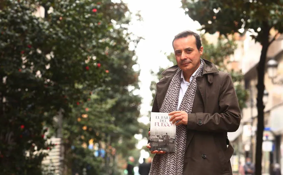 El berciano Carlos Fidalgo publica su cuarta novela, 'El baile del fuego', ambientada en parte en centro de la ciudad de Ponferrada. /CÉSAR SÁNCHEZ