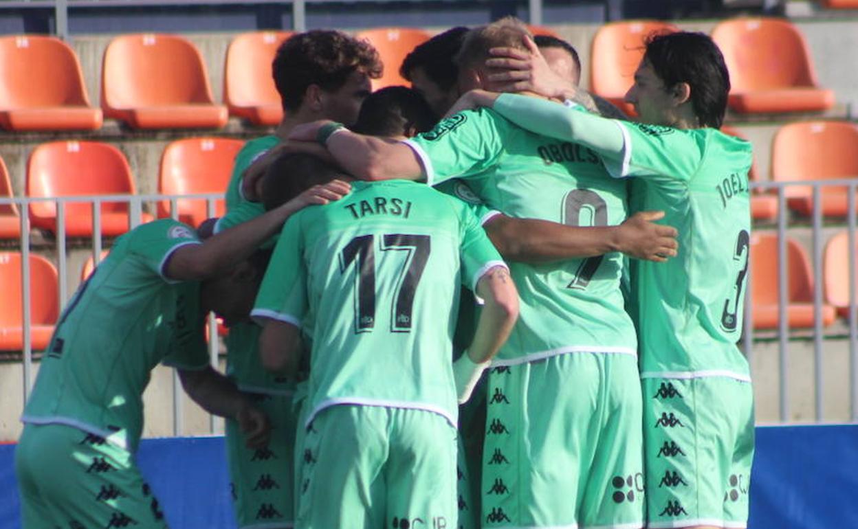 Los jugadores de la Cultural celebran el gol anotado ante el Rayo.