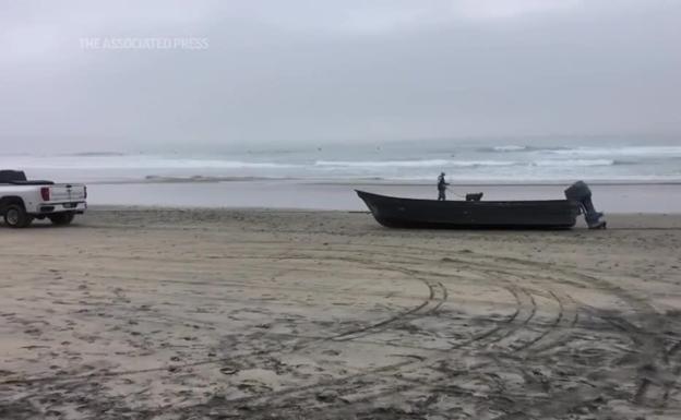 Una mujer que se encontraba a bordo fue quien avisó a los serviciois de emergencias.