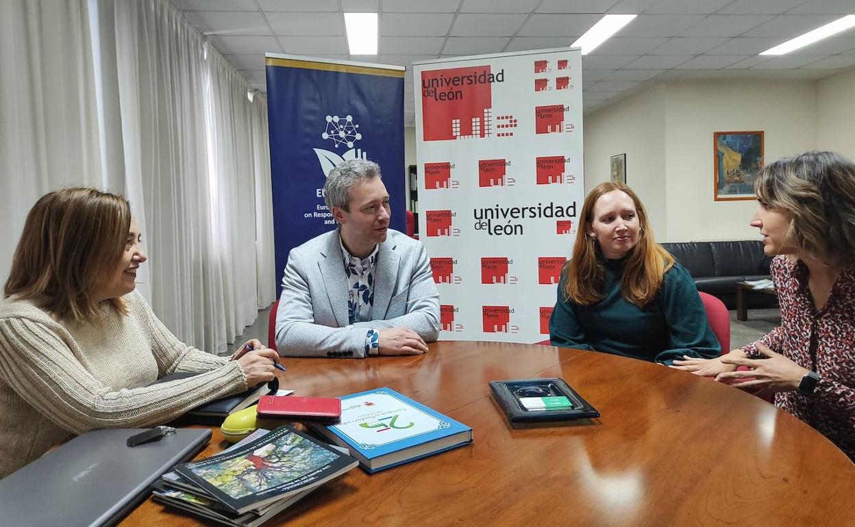 Los dos profesores de la Universidad de Hasselt (C), durante su visita al Campus de Ponferrada. 