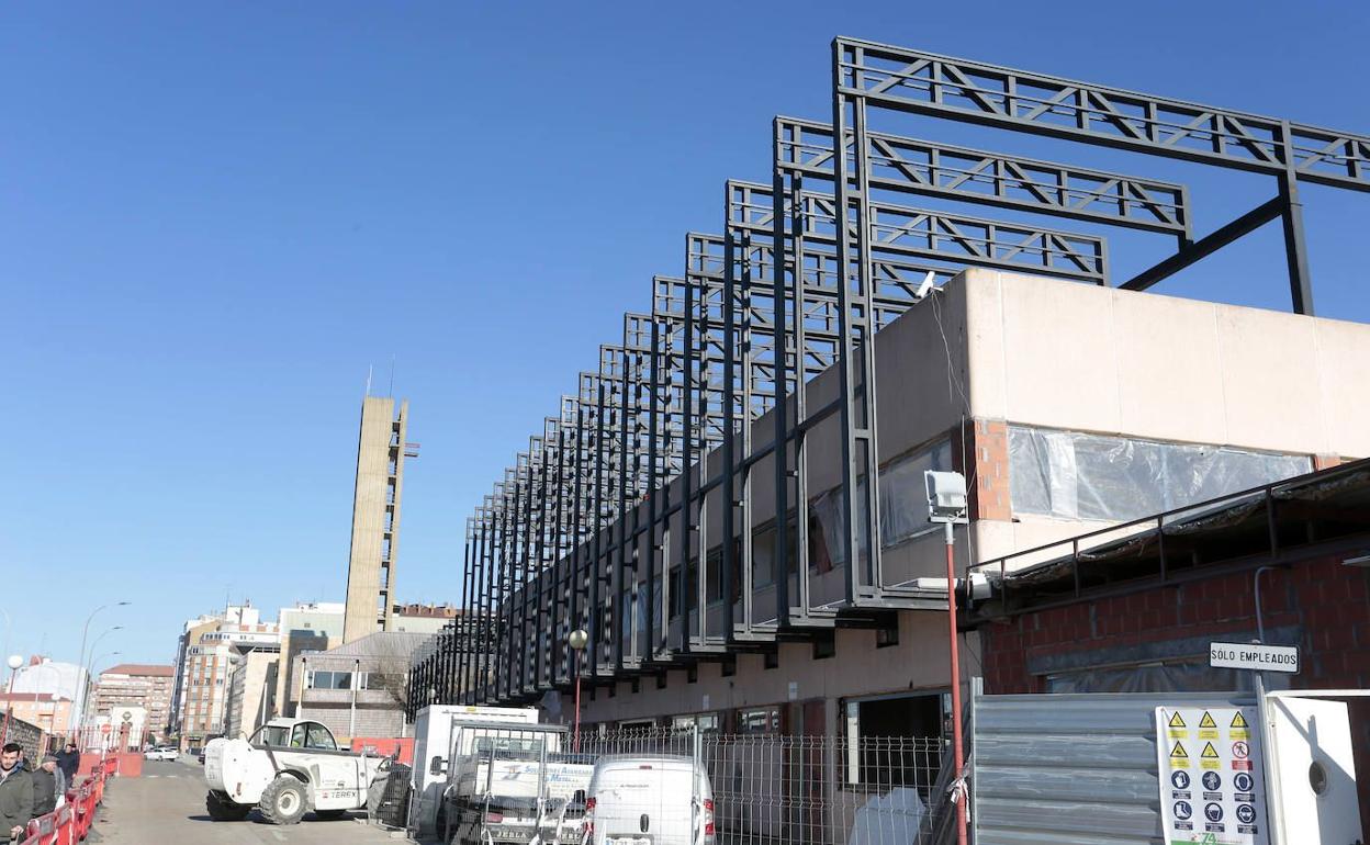 Ciudadanos denuncia la deficiente conexión de la estación de buses y trenes en León capital. En la imagen, obras de remodelación de la Estación de Autobuses
