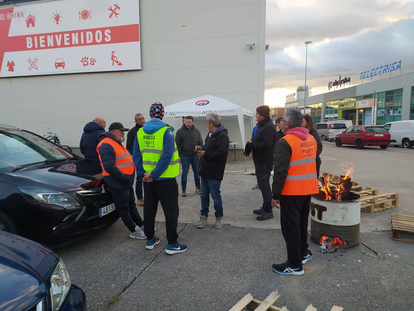 Huelga de los trabajadores FCC adjudicataria de los servicios de recogida de basuras y limpieza viaria de Ponferrada.