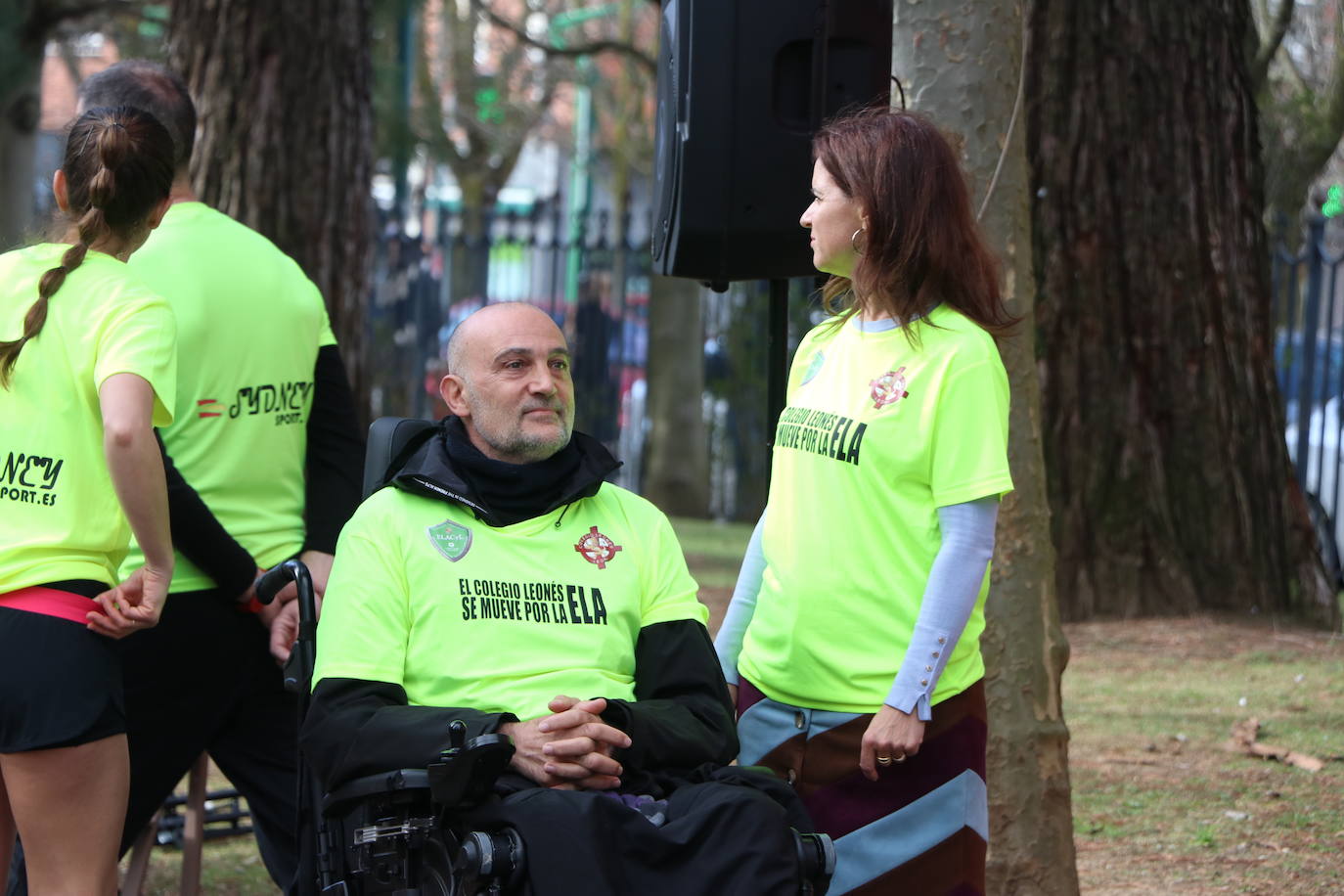 Más de un millar de alumnos del Colegio Leonés llenan de solidaridad el parque de los Reyes en una jornada para dar visibilidad a la Esclerosis Lateral Amiotrófica y reclamar investigacin | La carrera ha contado con la presencia de Urbano González, exalumno del centro y diagnosticado de ELA.