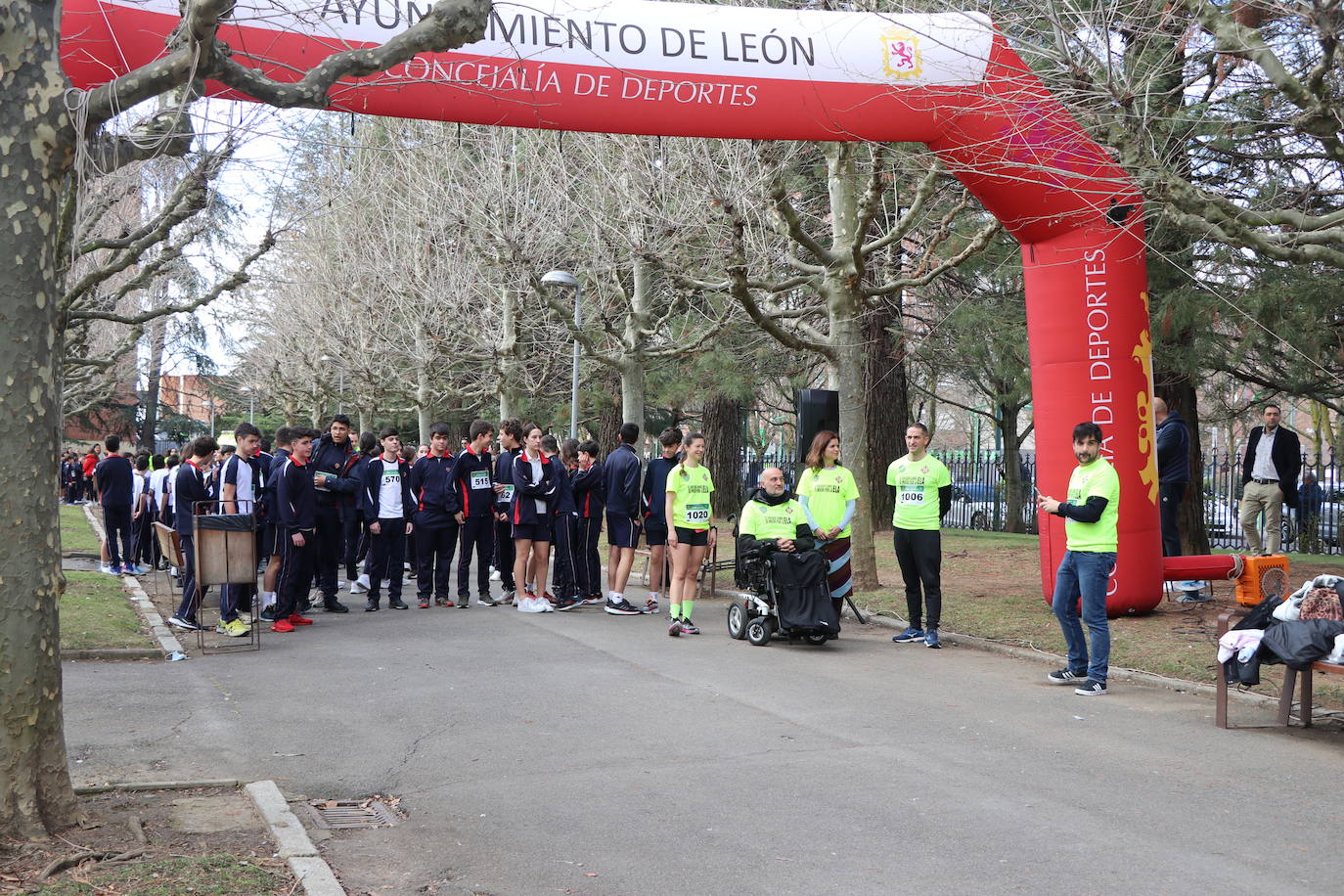 Más de un millar de alumnos del Colegio Leonés llenan de solidaridad el parque de los Reyes en una jornada para dar visibilidad a la Esclerosis Lateral Amiotrófica y reclamar investigacin | La carrera ha contado con la presencia de Urbano González, exalumno del centro y diagnosticado de ELA.