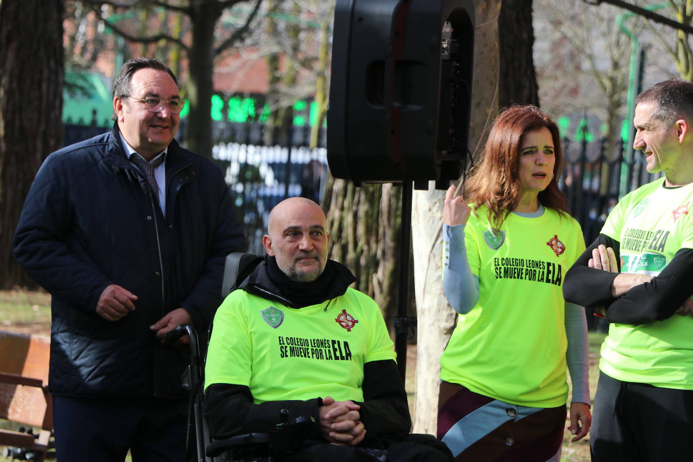 Más de un millar de alumnos del Colegio Leonés llenan de solidaridad el parque de los Reyes en una jornada para dar visibilidad a la Esclerosis Lateral Amiotrófica y reclamar investigacin | La carrera ha contado con la presencia de Urbano González, exalumno del centro y diagnosticado de ELA.