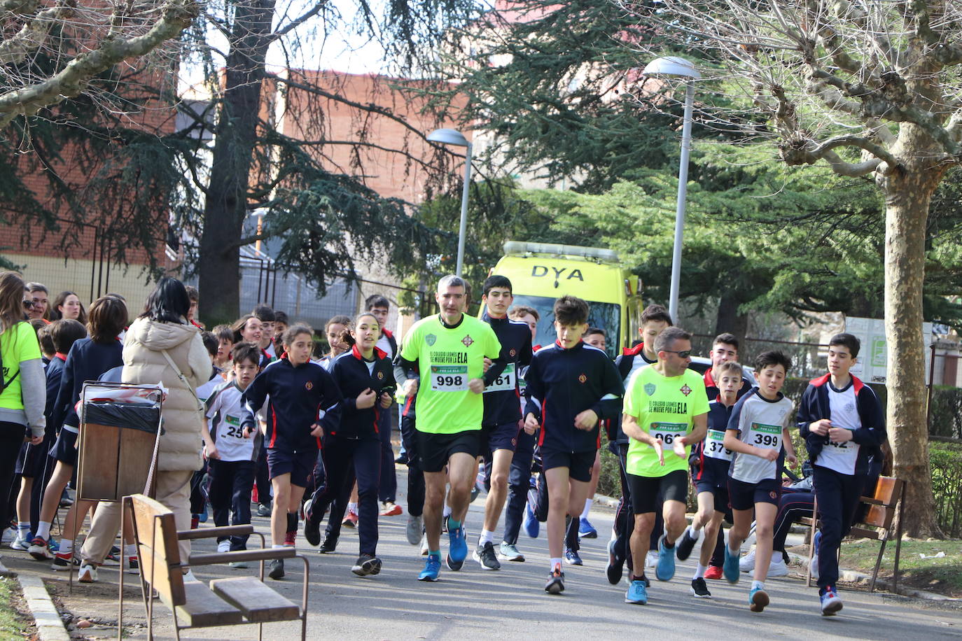 Más de un millar de alumnos del Colegio Leonés llenan de solidaridad el parque de los Reyes en una jornada para dar visibilidad a la Esclerosis Lateral Amiotrófica y reclamar investigacin | La carrera ha contado con la presencia de Urbano González, exalumno del centro y diagnosticado de ELA.