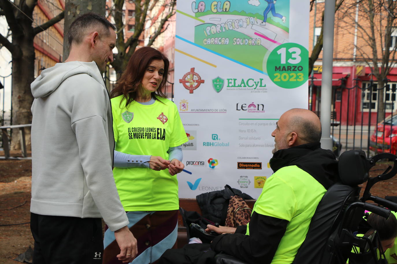 Más de un millar de alumnos del Colegio Leonés llenan de solidaridad el parque de los Reyes en una jornada para dar visibilidad a la Esclerosis Lateral Amiotrófica y reclamar investigacin | La carrera ha contado con la presencia de Urbano González, exalumno del centro y diagnosticado de ELA.