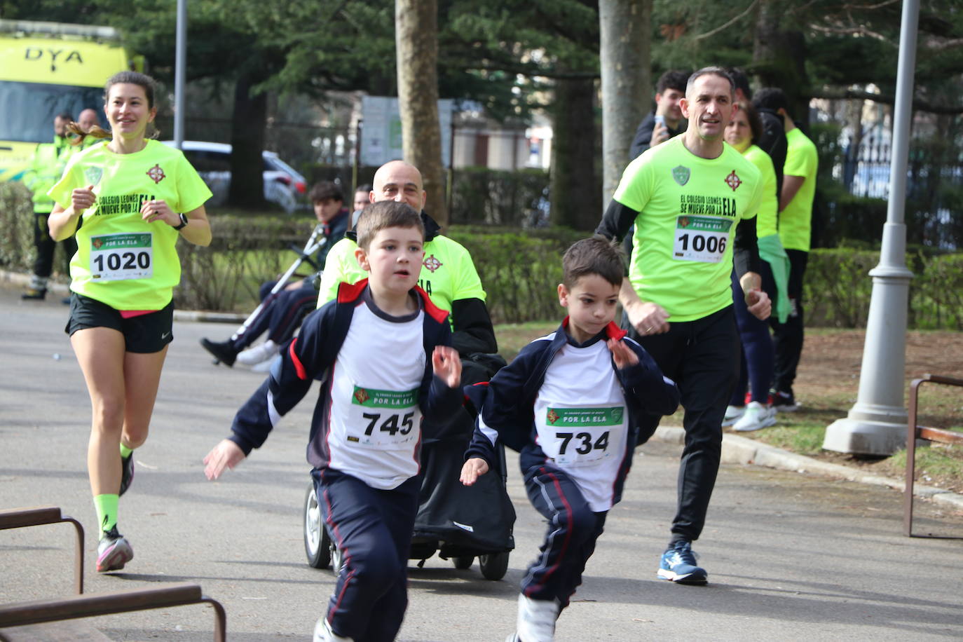 Más de un millar de alumnos del Colegio Leonés llenan de solidaridad el parque de los Reyes en una jornada para dar visibilidad a la Esclerosis Lateral Amiotrófica y reclamar investigacin | La carrera ha contado con la presencia de Urbano González, exalumno del centro y diagnosticado de ELA.