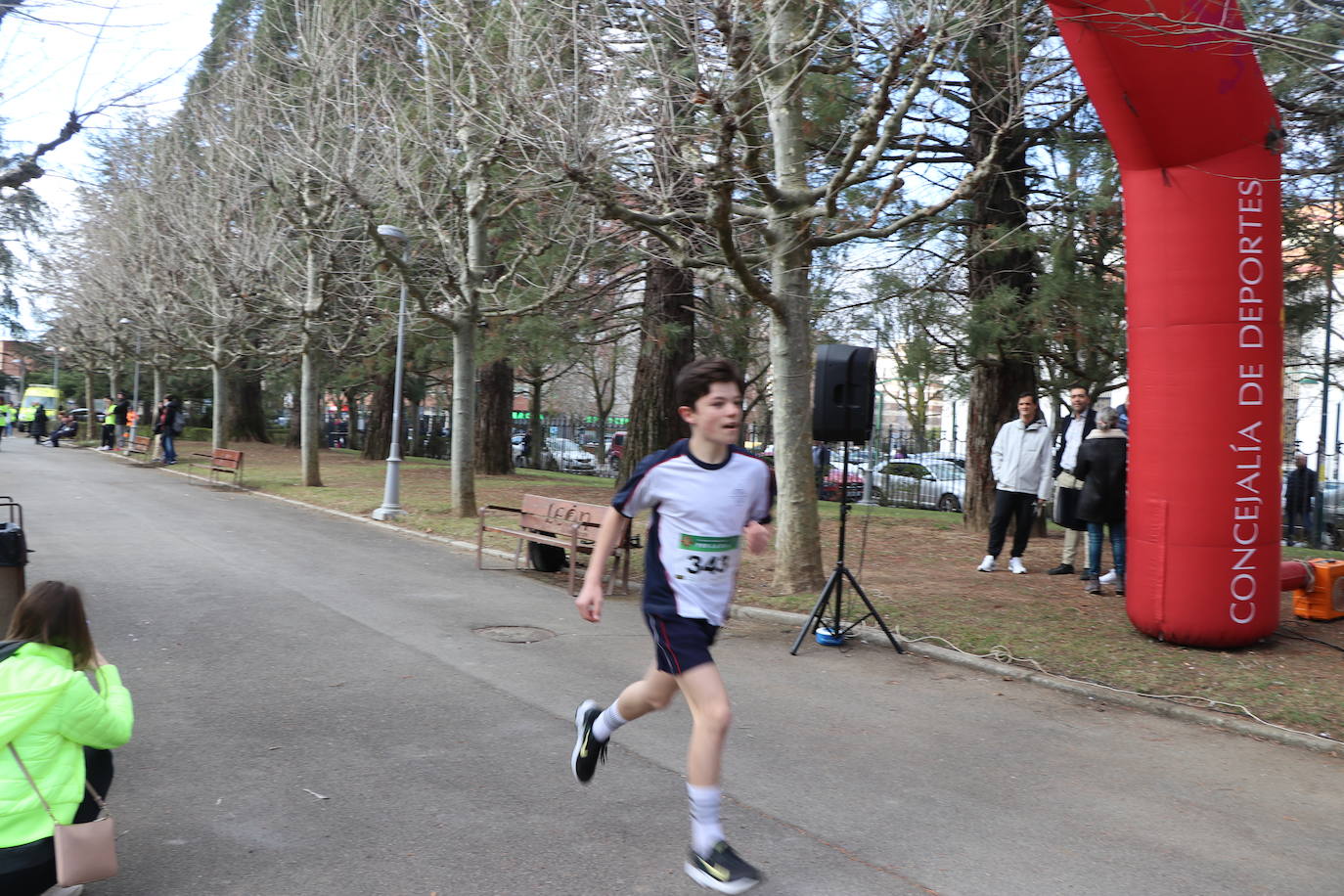 Más de un millar de alumnos del Colegio Leonés llenan de solidaridad el parque de los Reyes en una jornada para dar visibilidad a la Esclerosis Lateral Amiotrófica y reclamar investigacin | La carrera ha contado con la presencia de Urbano González, exalumno del centro y diagnosticado de ELA.