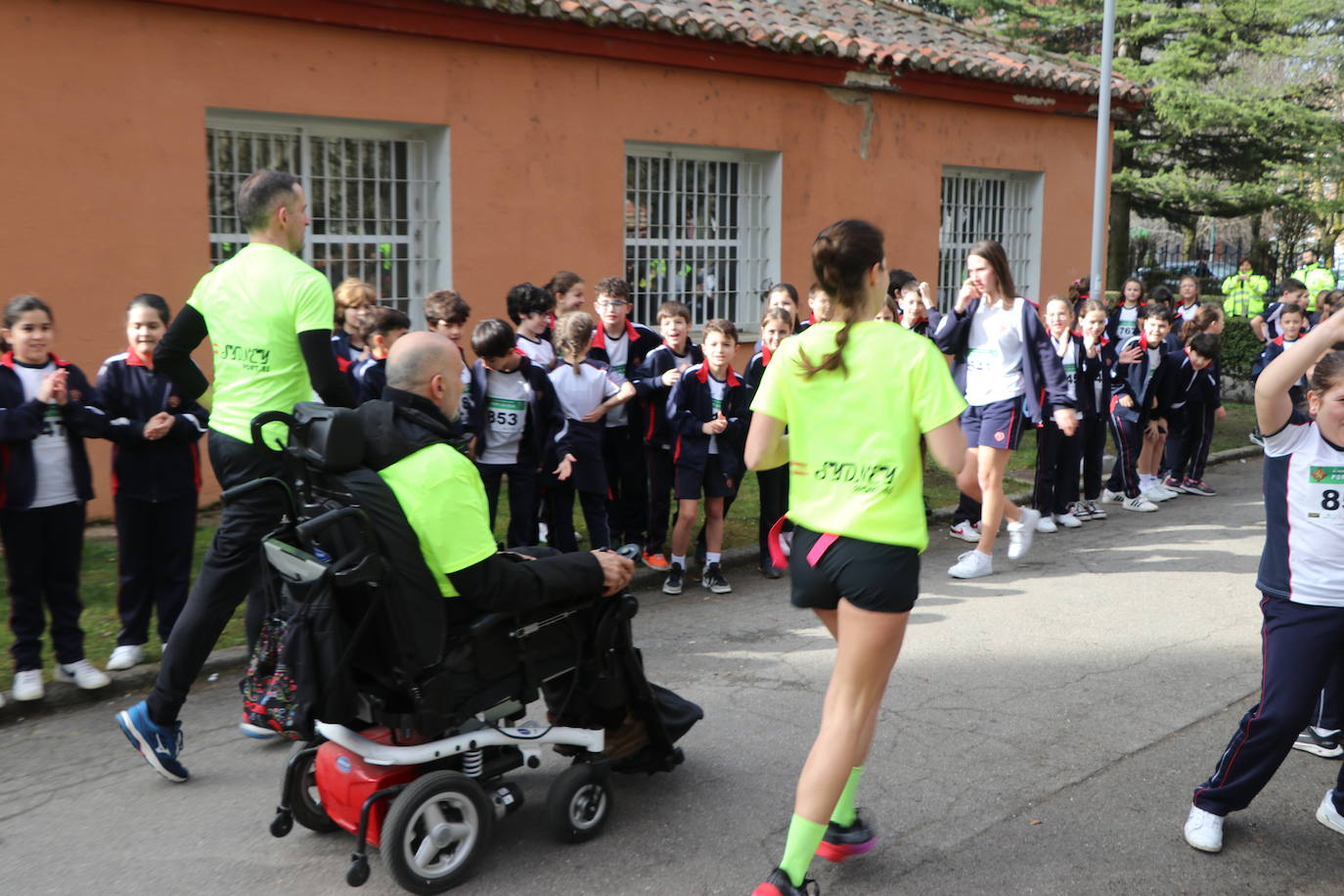 Más de un millar de alumnos del Colegio Leonés llenan de solidaridad el parque de los Reyes en una jornada para dar visibilidad a la Esclerosis Lateral Amiotrófica y reclamar investigacin | La carrera ha contado con la presencia de Urbano González, exalumno del centro y diagnosticado de ELA.