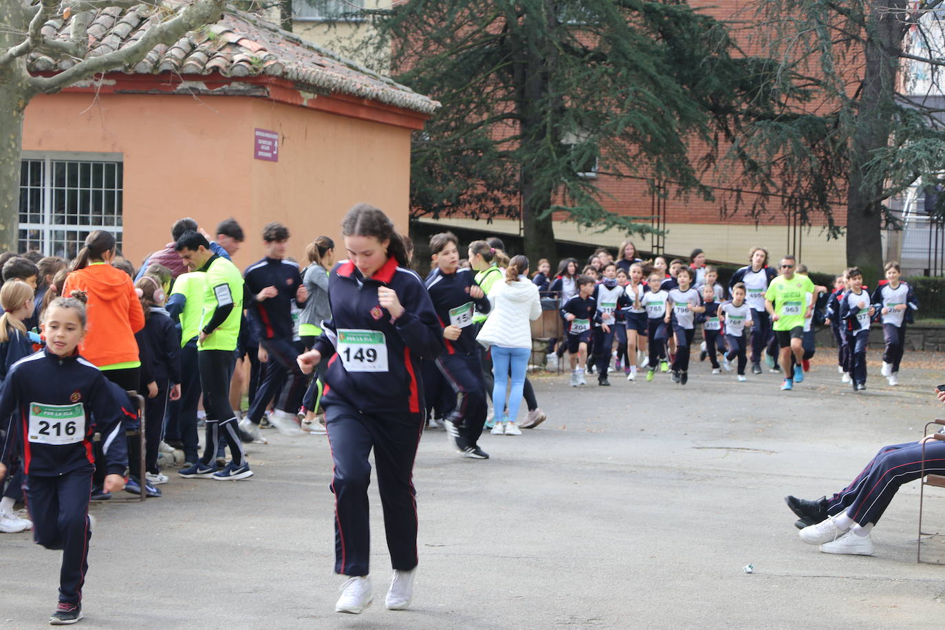 Más de un millar de alumnos del Colegio Leonés llenan de solidaridad el parque de los Reyes en una jornada para dar visibilidad a la Esclerosis Lateral Amiotrófica y reclamar investigacin | La carrera ha contado con la presencia de Urbano González, exalumno del centro y diagnosticado de ELA.