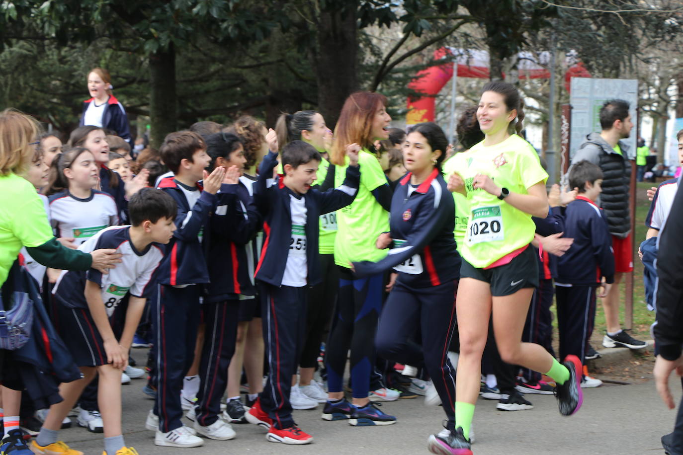 Más de un millar de alumnos del Colegio Leonés llenan de solidaridad el parque de los Reyes en una jornada para dar visibilidad a la Esclerosis Lateral Amiotrófica y reclamar investigacin | La carrera ha contado con la presencia de Urbano González, exalumno del centro y diagnosticado de ELA.