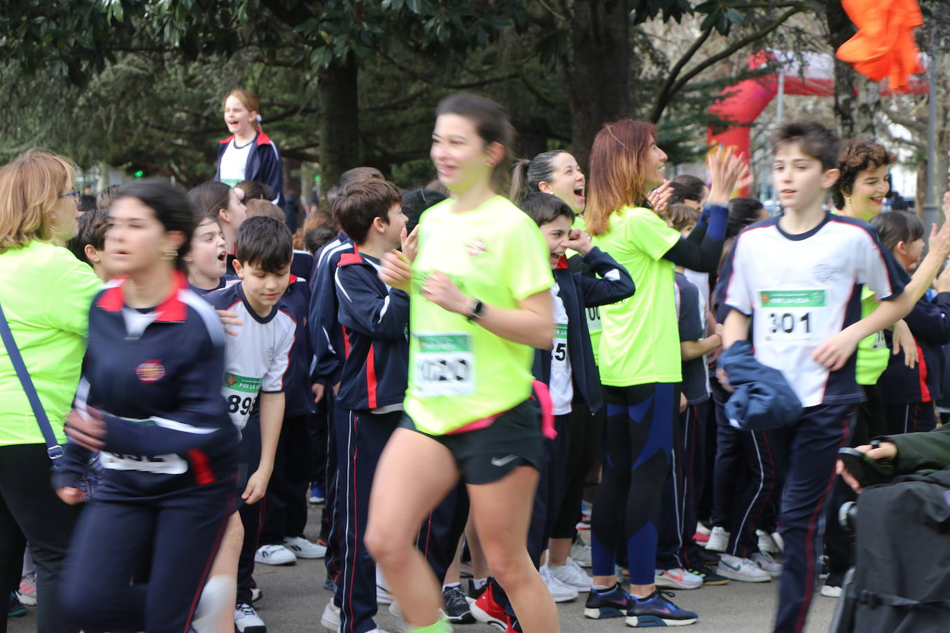 Más de un millar de alumnos del Colegio Leonés llenan de solidaridad el parque de los Reyes en una jornada para dar visibilidad a la Esclerosis Lateral Amiotrófica y reclamar investigacin | La carrera ha contado con la presencia de Urbano González, exalumno del centro y diagnosticado de ELA.