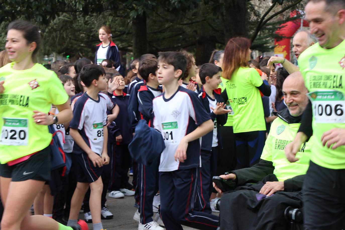 Más de un millar de alumnos del Colegio Leonés llenan de solidaridad el parque de los Reyes en una jornada para dar visibilidad a la Esclerosis Lateral Amiotrófica y reclamar investigacin | La carrera ha contado con la presencia de Urbano González, exalumno del centro y diagnosticado de ELA.