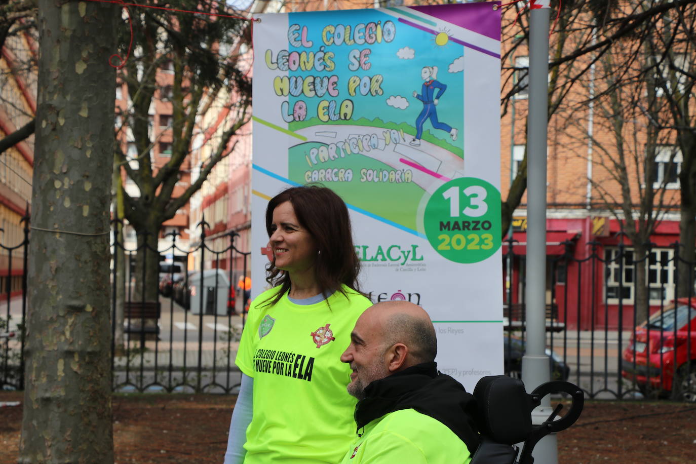 Más de un millar de alumnos del Colegio Leonés llenan de solidaridad el parque de los Reyes en una jornada para dar visibilidad a la Esclerosis Lateral Amiotrófica y reclamar investigacin | La carrera ha contado con la presencia de Urbano González, exalumno del centro y diagnosticado de ELA.