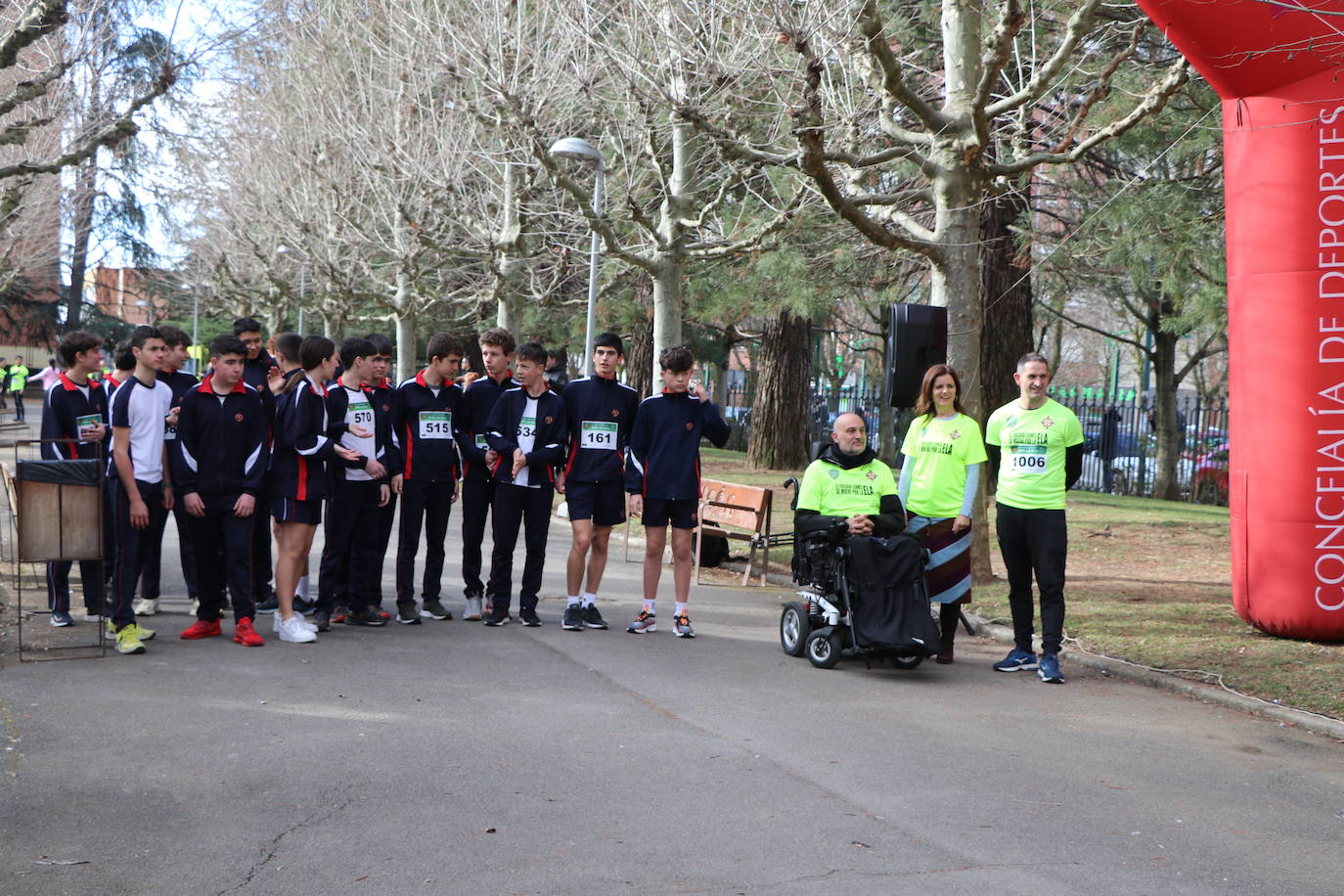 Más de un millar de alumnos del Colegio Leonés llenan de solidaridad el parque de los Reyes en una jornada para dar visibilidad a la Esclerosis Lateral Amiotrófica y reclamar investigacin | La carrera ha contado con la presencia de Urbano González, exalumno del centro y diagnosticado de ELA.