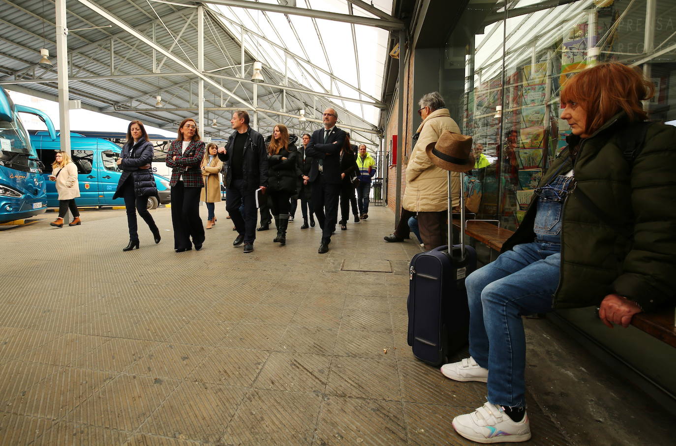 La consejera de Movilidad y Transformación Digital, María González Corral (C), junto a la directora general de Transportes y Logística, Laura Paredes (D), la delegada de la Junta en León, Ester Muñoz (4D), y el alcalde de Ponferrada, Olegario Ramón (2D), durante la visita a la estación de autobuses de Ponferrada.