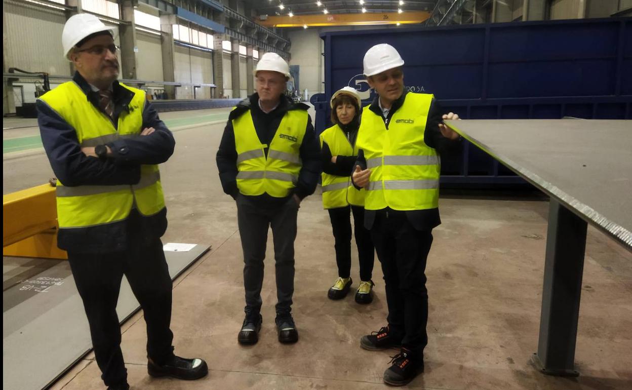El alcalde y los concejales de Innovación y Urbanismo visitaron la fábrica de Emobi acompañados del presidente de la compañía, Miguel Ángel Díaz.