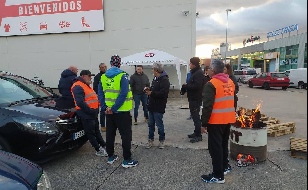 Piquete de trabajadores de FCC Medio Ambiente en Ponferrada a las puertas de la sede de la compañia en el PIB. 