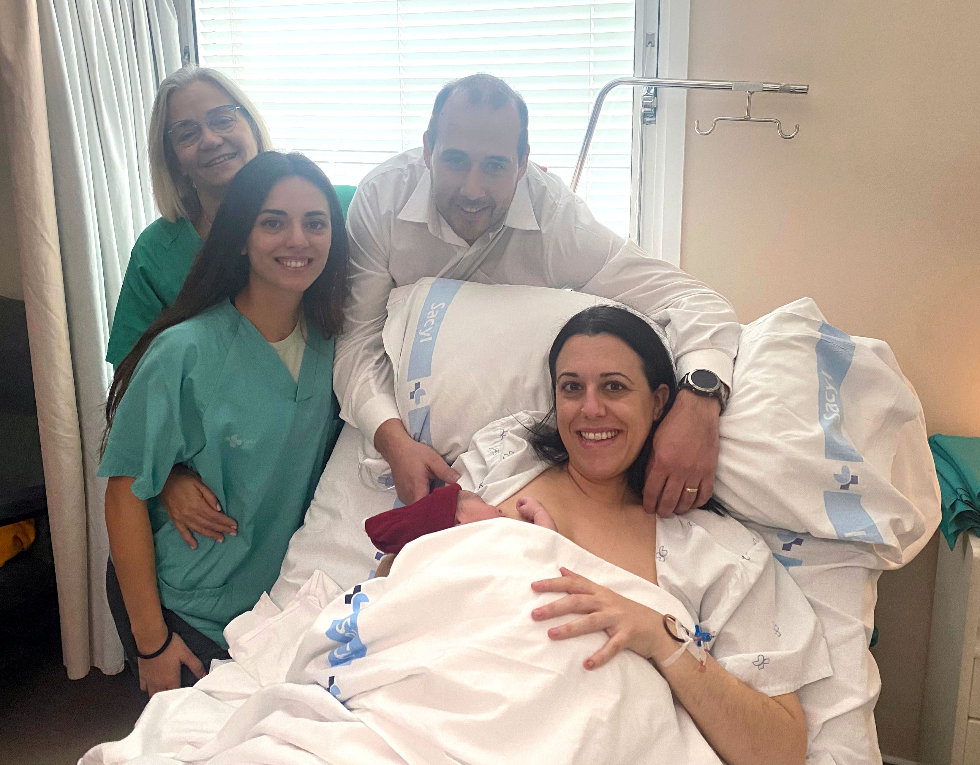 El primer bebé del año en Aranda de Duero (Burgos), David Lozano Asensio, junto a sus padres Laura e Isidro