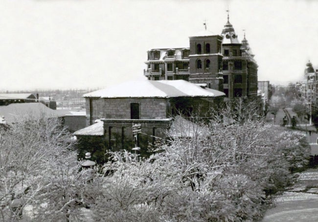 Arka planda Plaza de Santo Domíngo. San Marcelo Kilisesi, Casa Roldán ve Modern Basım Ofisi alanı. 1920.