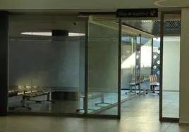 Un acceso en la estación de buses de León.