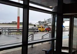 Los pasajeros del vuelo León-Barcelona esperan en el Aeropuerto de Asturias a embarcar, tras ser desviados por la niebla.