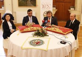 La Cofradía del Pendón de San Isidoro presenta una corona y cetro en recuerdo de los monarcas del Reino de León