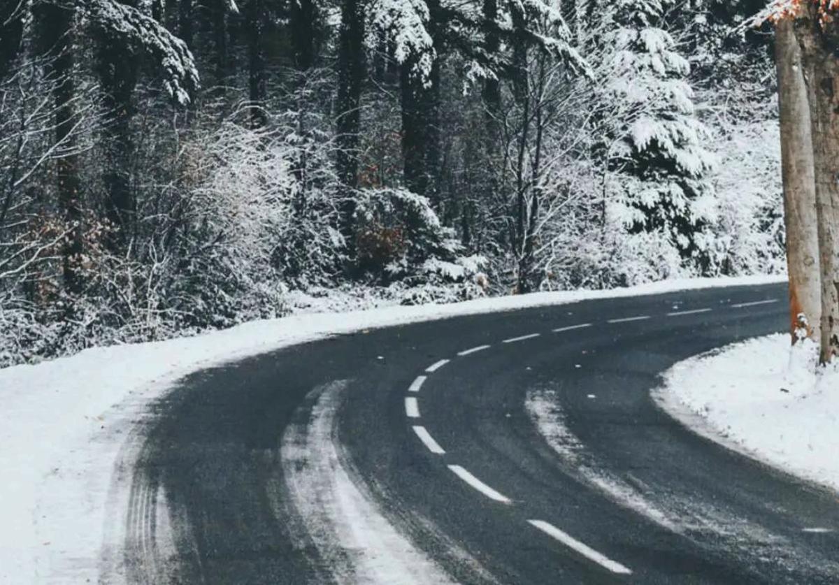 Imagen de archivo de una carrtera con nieve.