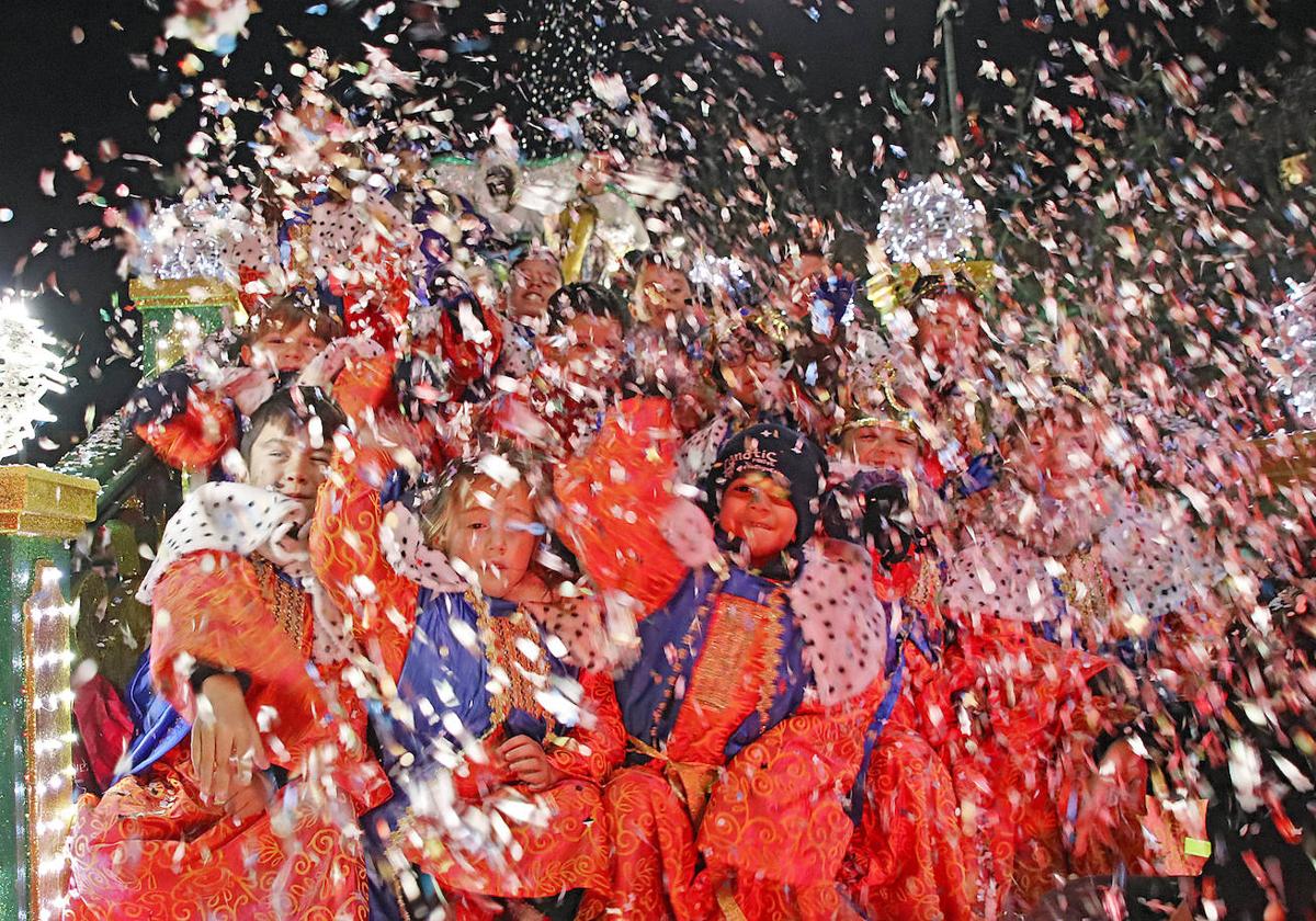 El confeti, protagonista de la cabalgata de Reyes en León.